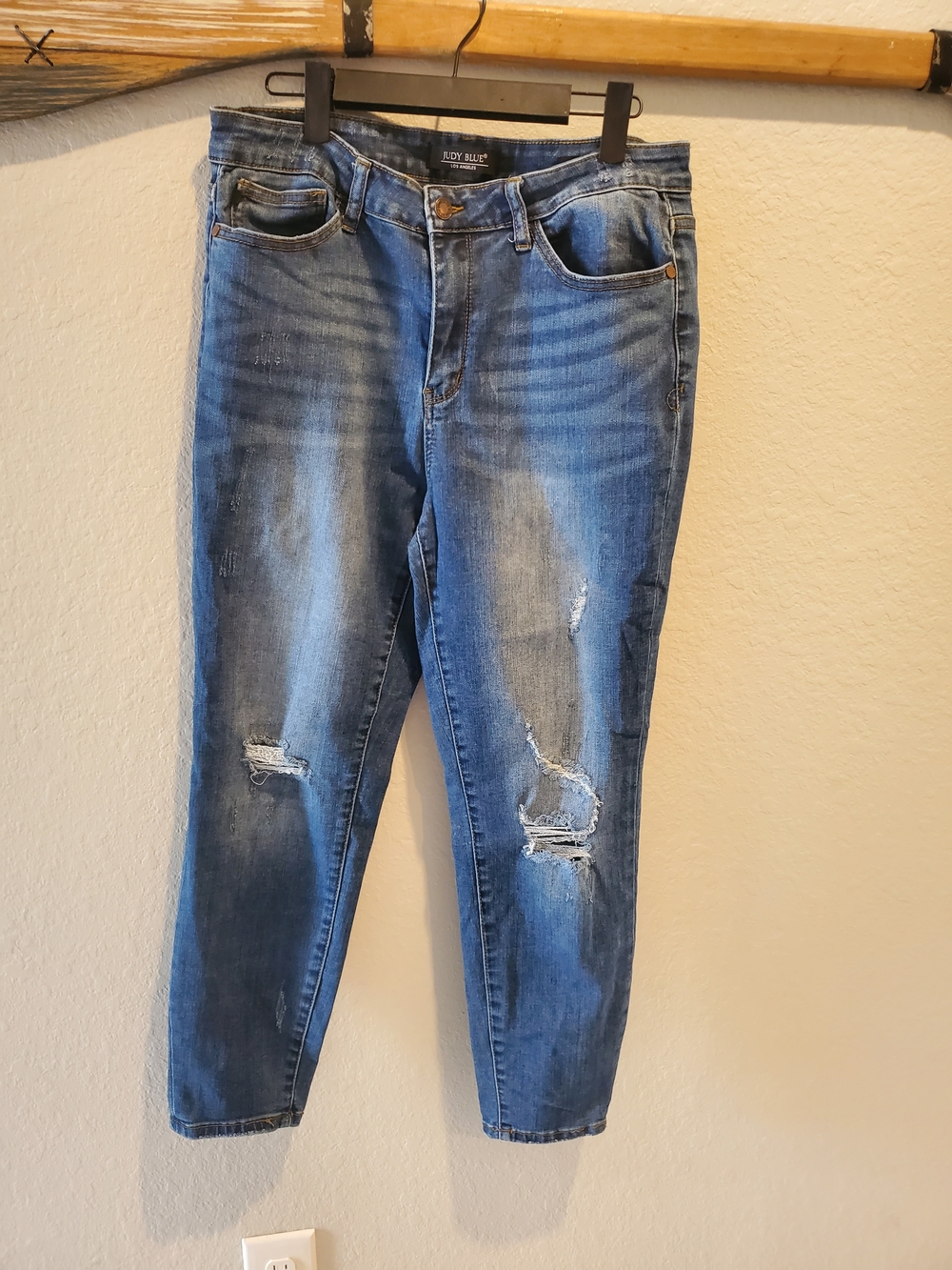 Judy Blue Medium Blue Distressed Cropped Jeans